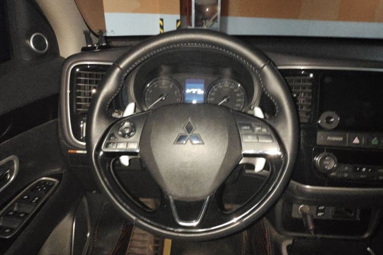 Used Mitsubishi Outlander 2021 2.4L 4x4 Zhi Xiang Edition 7 Seats Steering Wheel