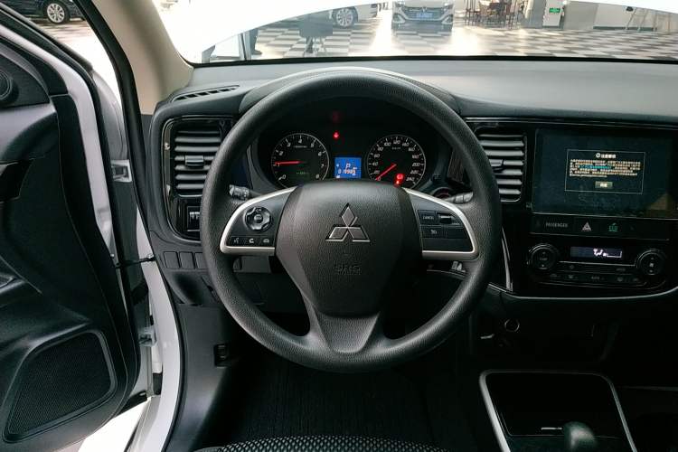 Used Mitsubishi Outlander 2021 Revised Version 2.0L Two-Wheel Drive Comfort Edition 5 Seats Steering Wheel