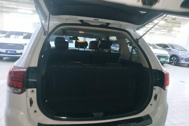 Used Mitsubishi Outlander 2021 2.4L 4x4 Zhi Xiang Edition 7 Seats Trunk