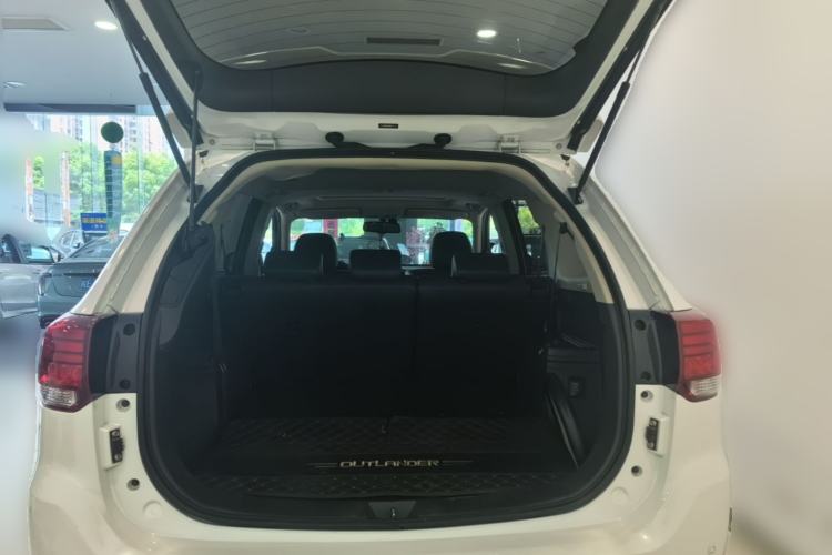 Used Mitsubishi Outlander 2021 2.4L 4x4 Zhi Xiang Edition 7 Seats Trunk