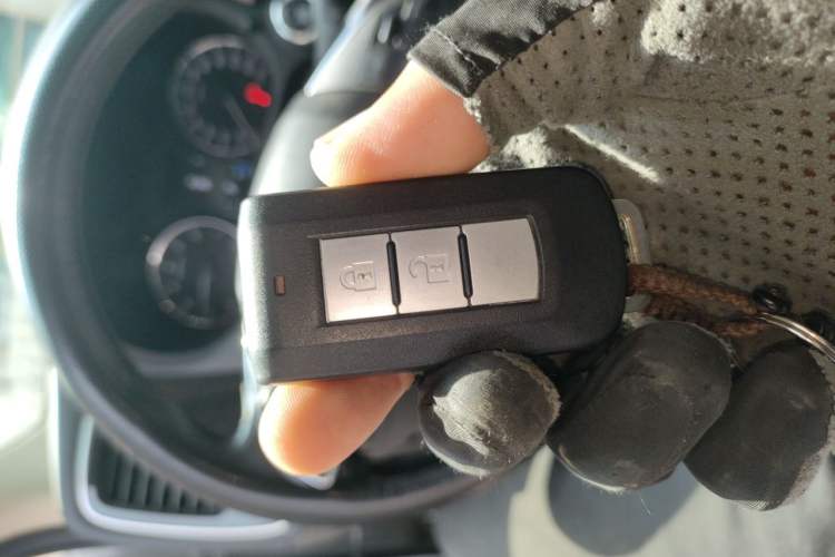 Used Mitsubishi Outlander 2021 2.0L Two-Wheel Drive Comfort Edition 7 Seats Vehicle Key