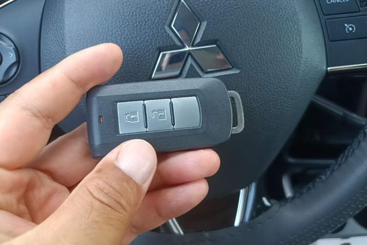Used Mitsubishi Outlander 2021 2.0L Two-Wheel Drive Comfort Edition 7 Seats Vehicle Key