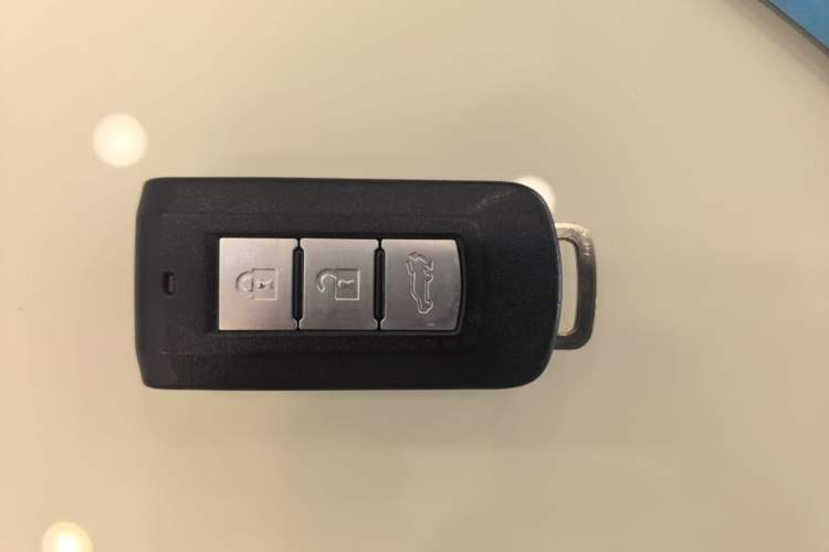 Used Mitsubishi Outlander 2021 2.4L 4x4 Zhi Xiang Edition 7 Seats Vehicle Key