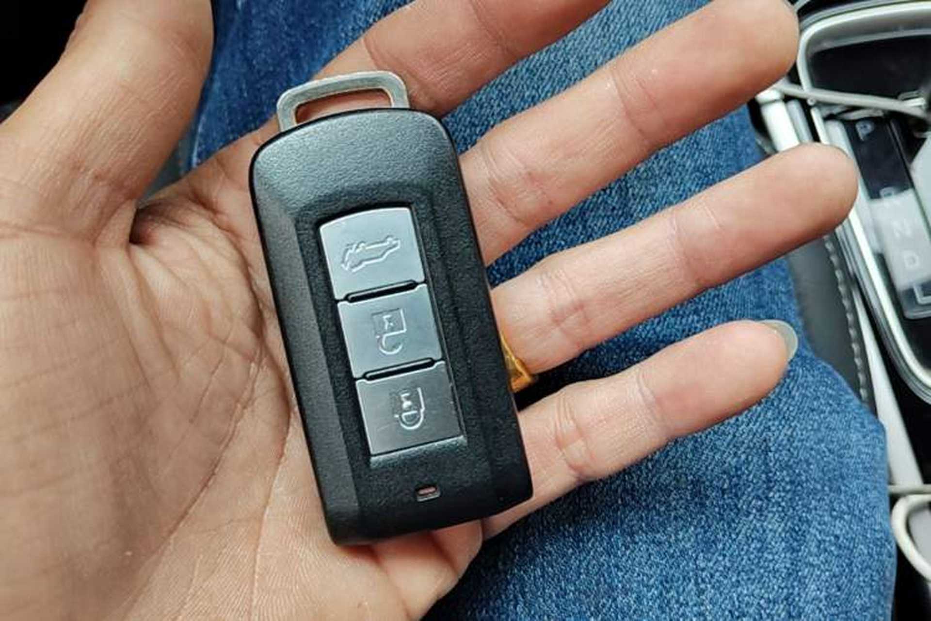 Used Mitsubishi Outlander 2021 2.4L 4x4 Zhi Xiang Edition 7 Seats Vehicle Key