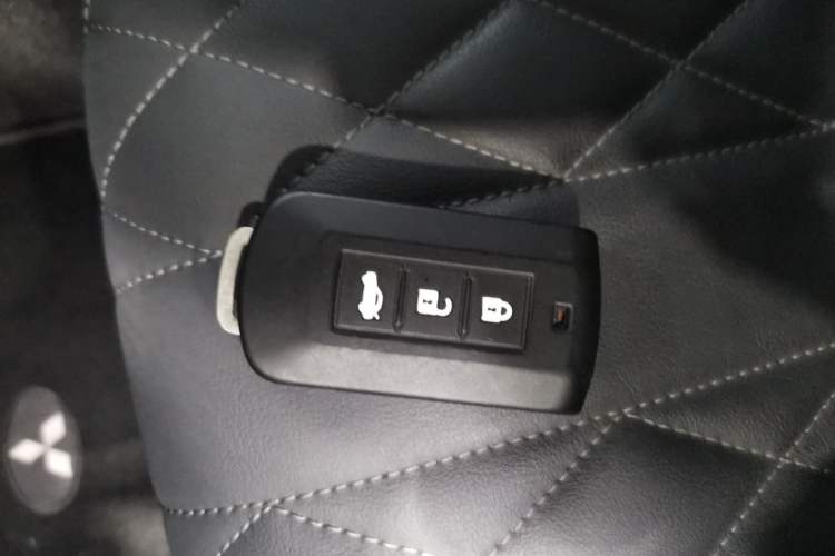 Used Mitsubishi Outlander 2021 2.4L 4x4 Zhi Xiang Edition 7 Seats Vehicle Key