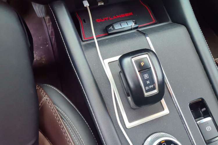 Used Mitsubishi Outlander 2023 1.5T CVT Two-Wheel Drive Luxury Edition 5 Seats Gear Lever