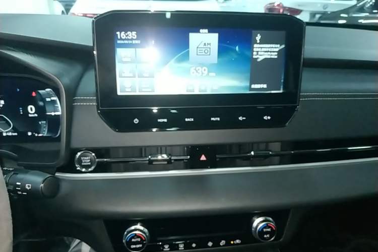 Used Mitsubishi Outlander 2023 1.5T CVT Two-Wheel Drive Luxury Edition 5 Seats Audio And AC Panel