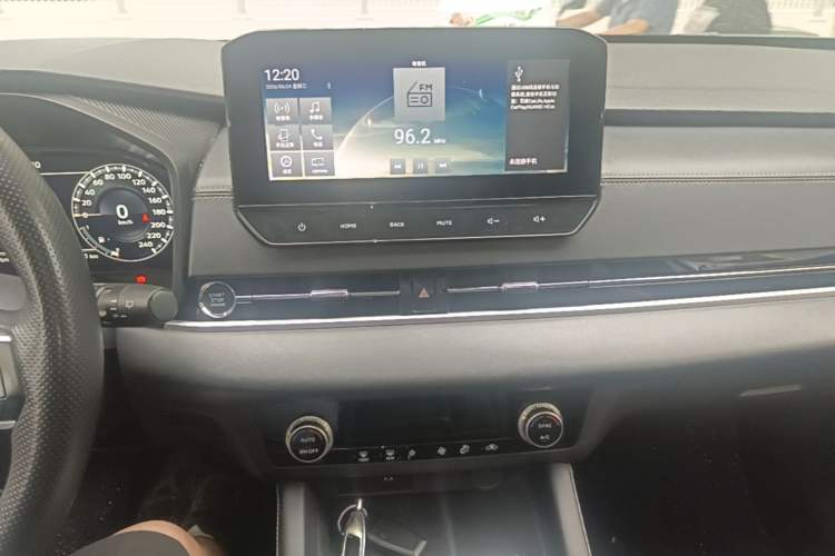 Used Mitsubishi Outlander 2023 1.5T CVT Two-Wheel Drive Luxury Edition 5 Seats Audio And AC Panel