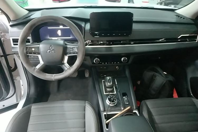 Used Mitsubishi Outlander 2023 1.5T CVT Two-Wheel Drive Luxury Edition 5 Seats Center Console