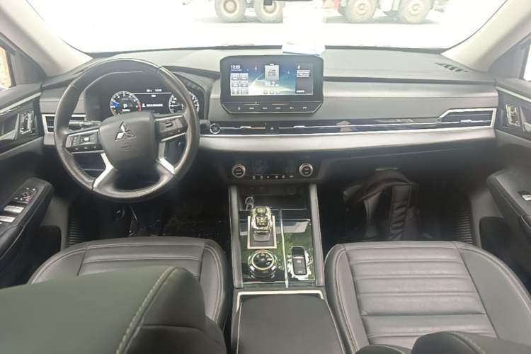 Used Mitsubishi Outlander 2023 1.5T CVT Two-Wheel Drive Luxury Edition 5 Seats Center Console