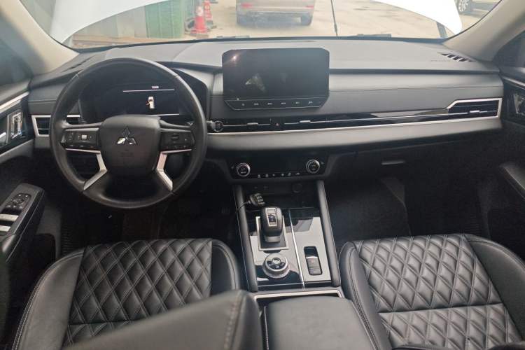Used Mitsubishi Outlander 2023 1.5T CVT 4x4 Luxury Edition 5 Seats Center Console