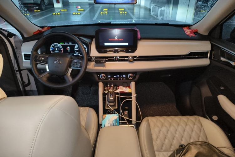 Used Mitsubishi Outlander 2023 1.5T CVT Four-Wheel Drive Prestige Edition 7 Seats Center Console