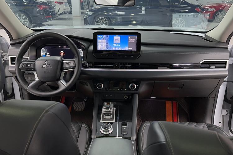 Used Mitsubishi Outlander 2023 1.5T CVT Four-Wheel Drive Prestige Edition 7 Seats Center Console