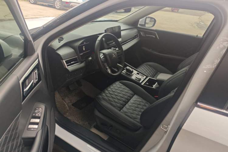 Used Mitsubishi Outlander 2023 1.5T CVT 4x4 Luxury Edition 5 Seats Driver Seat