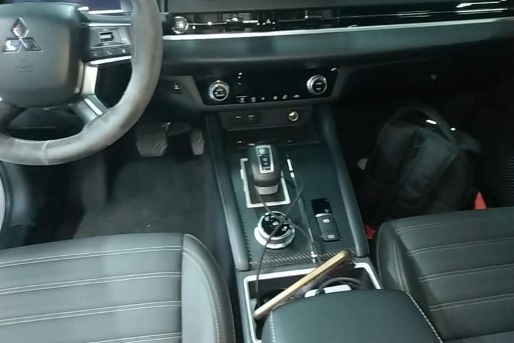 Used Mitsubishi Outlander 2023 1.5T CVT Two-Wheel Drive Luxury Edition 5 Seats Gear Lever