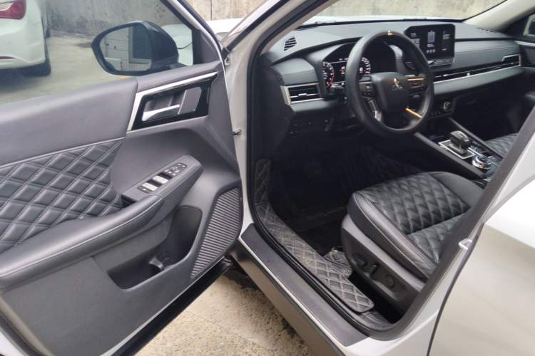 Used Mitsubishi Outlander 2023 1.5T CVT Four-Wheel Drive Prestige Edition 7 Seats Interior 3