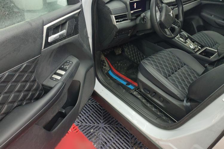 Used Mitsubishi Outlander 2023 1.5T CVT Four-Wheel Drive Prestige Edition 7 Seats Interior 3