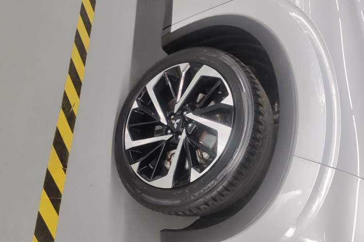 Used Mitsubishi Outlander 2023 1.5T CVT Four-Wheel Drive Prestige Edition 7 Seats Right Front Wheel Hub