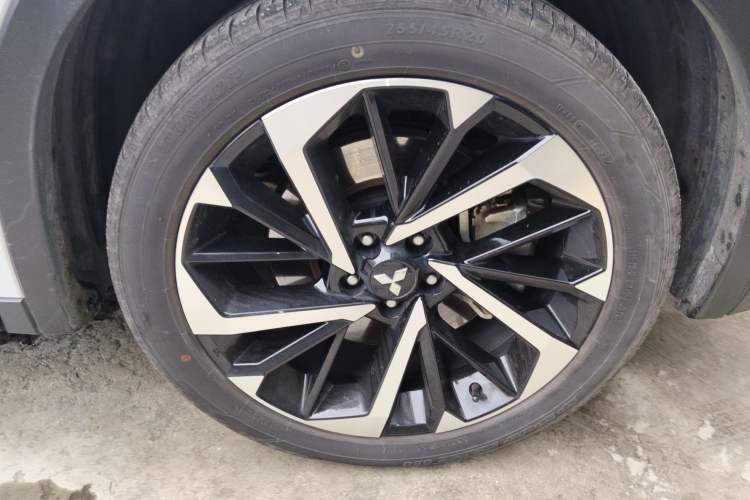 Used Mitsubishi Outlander 2023 1.5T CVT Four-Wheel Drive Prestige Edition 7 Seats Right Front Wheel Hub