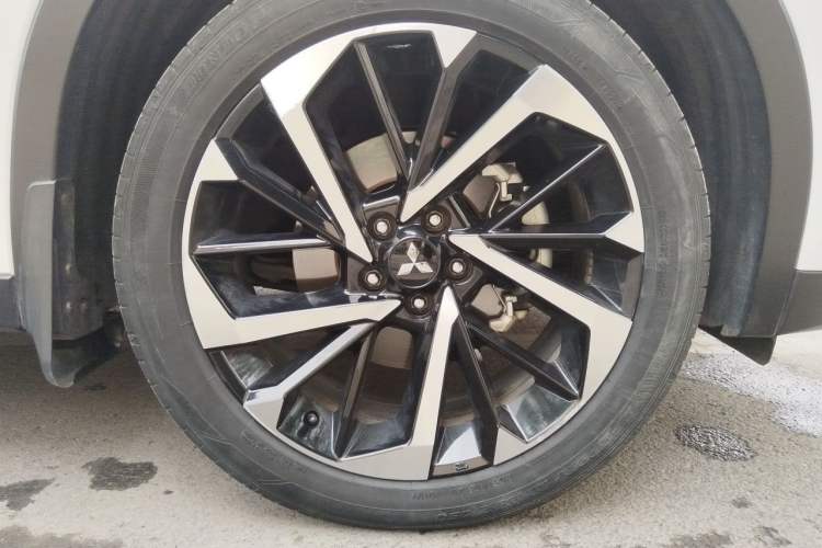 Used Mitsubishi Outlander 2023 1.5T CVT Four-Wheel Drive Excellence Edition 5 Seats Right Front Wheel Hub