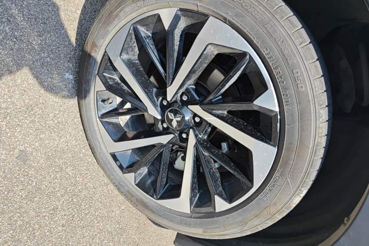 Used Mitsubishi Outlander 2023 1.5T CVT Two-Wheel Drive Luxury Edition 5 Seats Right Front Wheel Hub
