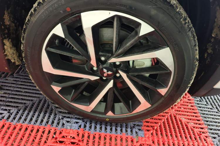 Used Mitsubishi Outlander 2023 1.5T CVT Four-Wheel Drive Prestige Edition 7 Seats Right Front Wheel Hub