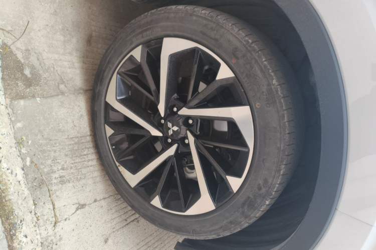 Used Mitsubishi Outlander 2023 1.5T CVT 4x4 Luxury Edition 5 Seats Right Front Wheel Hub