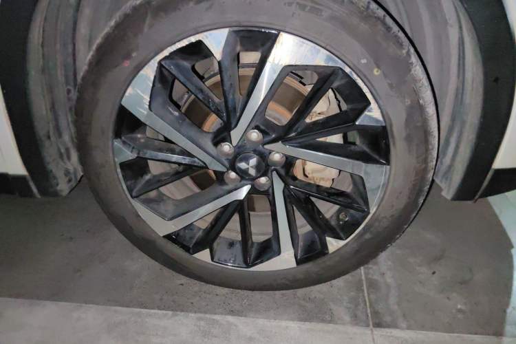 Used Mitsubishi Outlander 2023 1.5T CVT Four-Wheel Drive Prestige Edition 7 Seats Right Front Wheel Hub