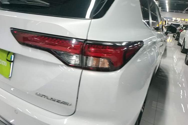 Used Mitsubishi Outlander 2023 1.5T CVT Two-Wheel Drive Luxury Edition 5 Seats Right Rear Taillight