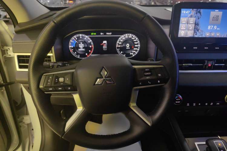 Used Mitsubishi Outlander 2023 1.5T CVT Four-Wheel Drive Prestige Edition 7 Seats Steering Wheel