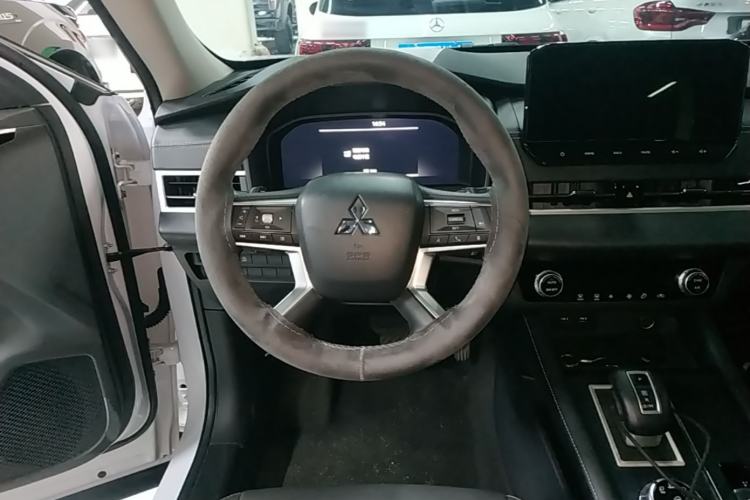Used Mitsubishi Outlander 2023 1.5T CVT Two-Wheel Drive Luxury Edition 5 Seats Steering Wheel