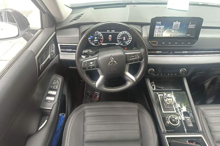 Used Mitsubishi Outlander 2023 1.5T CVT Two-Wheel Drive Luxury Edition 5 Seats Steering Wheel
