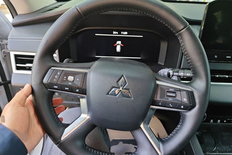 Used Mitsubishi Outlander 2023 1.5T CVT Two-Wheel Drive Luxury Edition 5 Seats Steering Wheel