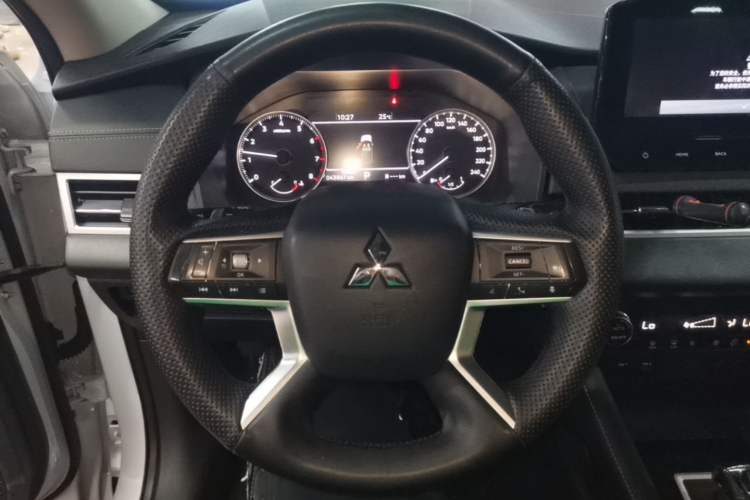 Used Mitsubishi Outlander 2023 1.5T CVT Four-Wheel Drive Excellence Edition 5 Seats Steering Wheel