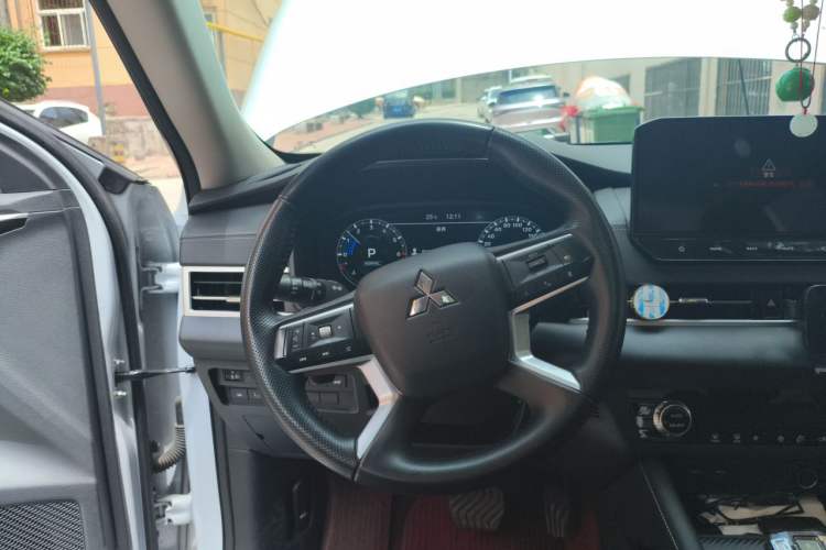 Used Mitsubishi Outlander 2023 1.5T CVT 4x4 Luxury Edition 5 Seats Steering Wheel