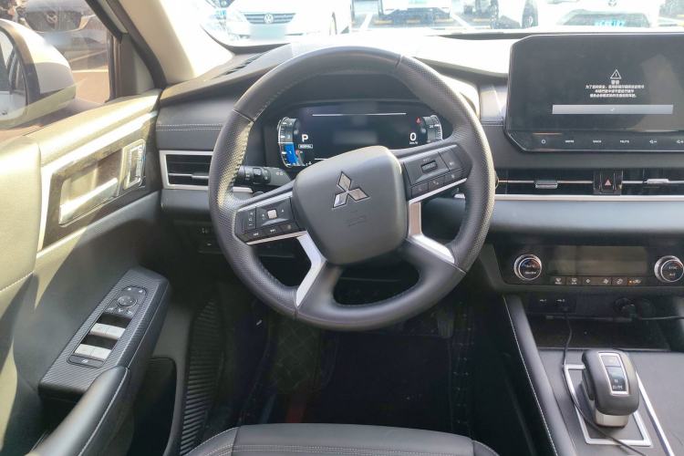 Used Mitsubishi Outlander 2023 1.5T CVT Two-Wheel Drive Luxury Edition 5 Seats Steering Wheel