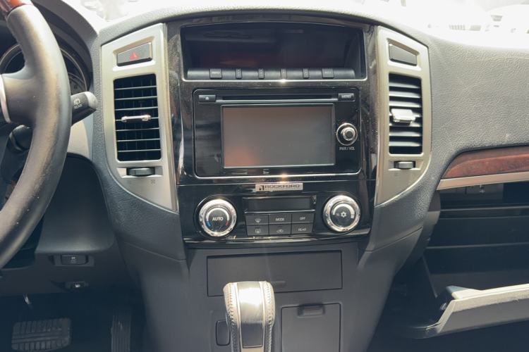 Used Mitsubishi Pajero  Audio And AC Panel