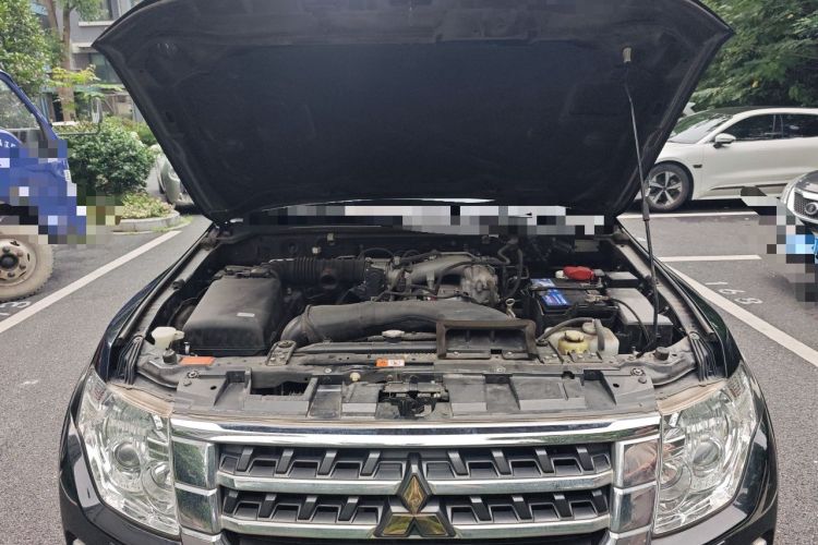 Used Mitsubishi Pajero  Engine Bay