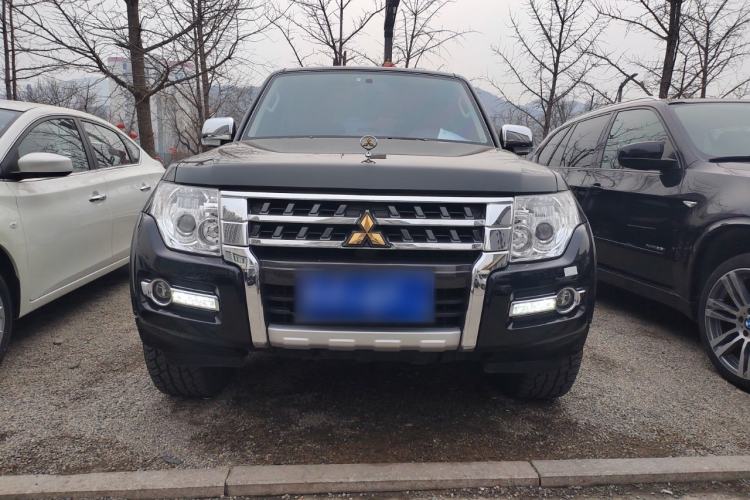 Used Mitsubishi Pajero  Exterior 1