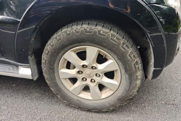 Used Mitsubishi Pajero  Exterior 2