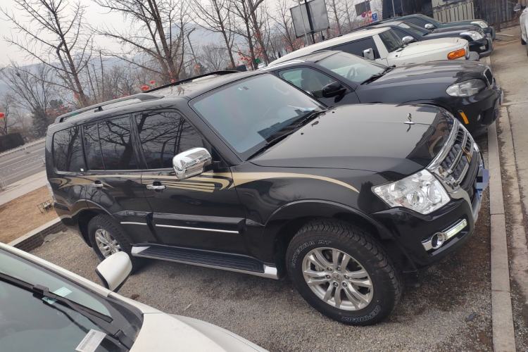 Used Mitsubishi Pajero  Exterior 2