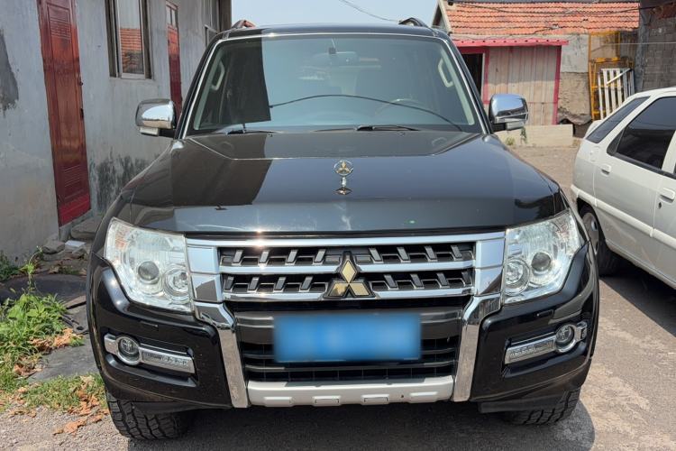 Used Mitsubishi Pajero  Exterior 3