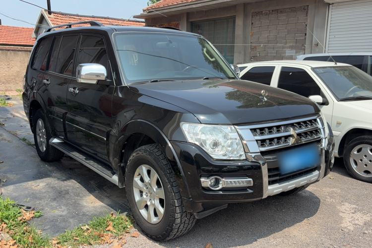 Used Mitsubishi Pajero  Exterior 4