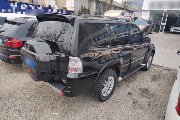 Used Mitsubishi Pajero  Exterior 4