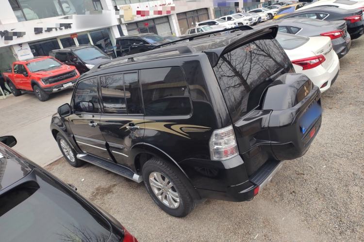 Used Mitsubishi Pajero  Exterior 5