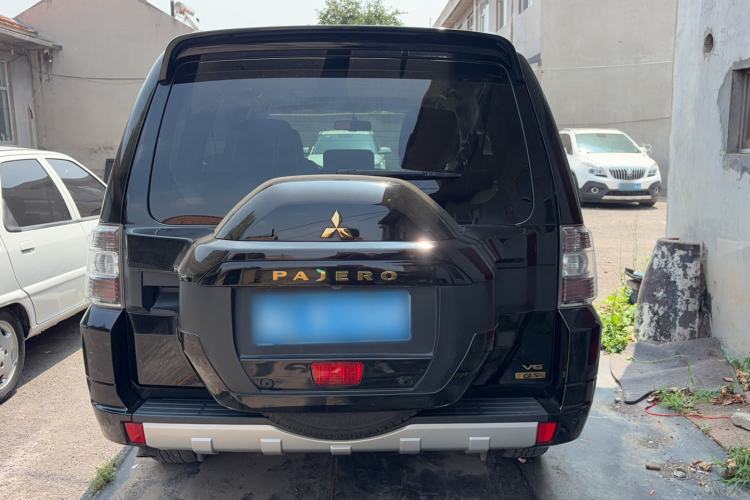 Used Mitsubishi Pajero  Exterior 6