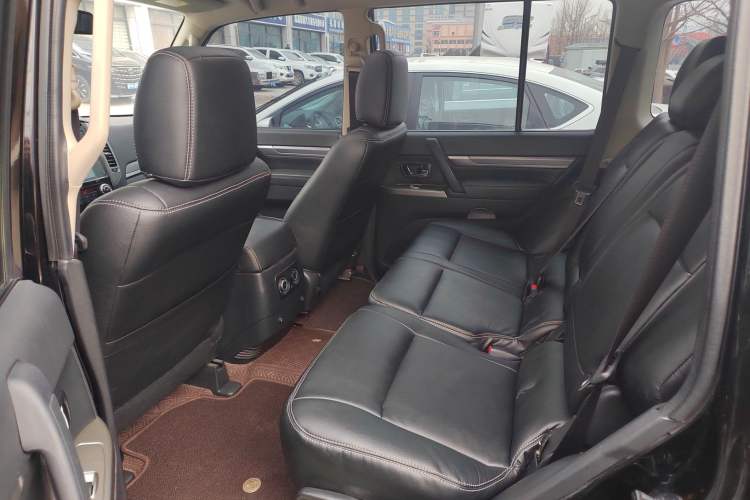 Used Mitsubishi Pajero  Interior 1