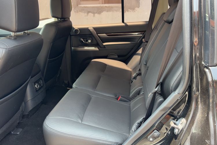 Used Mitsubishi Pajero  Interior 2
