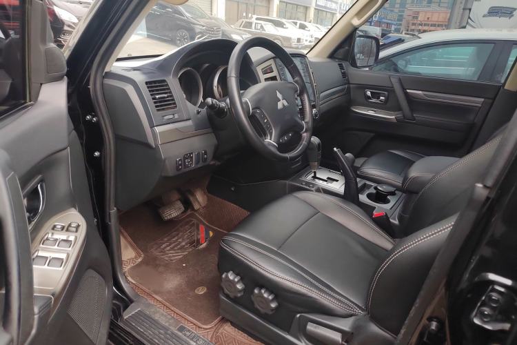 Used Mitsubishi Pajero  Interior 2