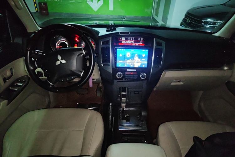 Used Mitsubishi Pajero  Interior 2